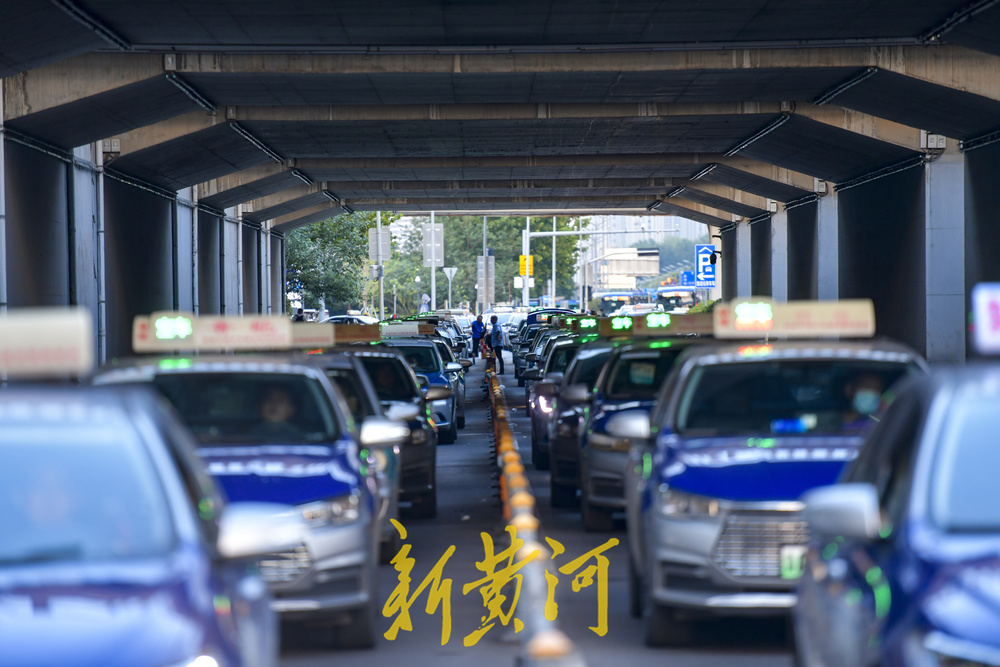 见首不见尾！出租车长队下午扎堆出没济南西站 