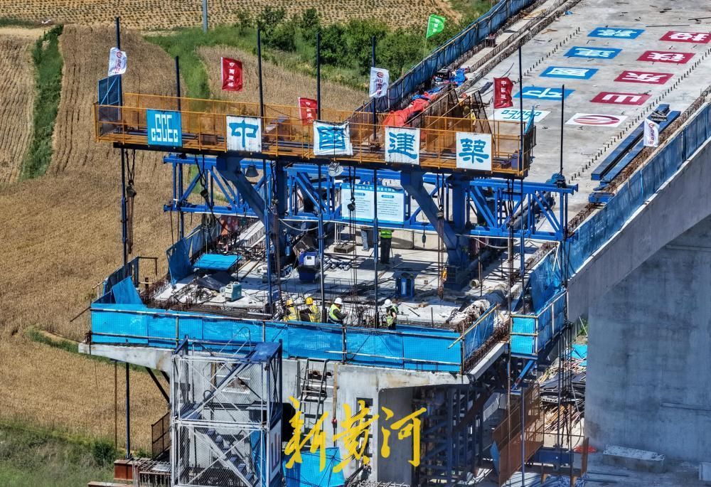 潍宿高铁至青岛连接线跨齐长城连续梁顺利合龙，工程建设与文物保护双赢