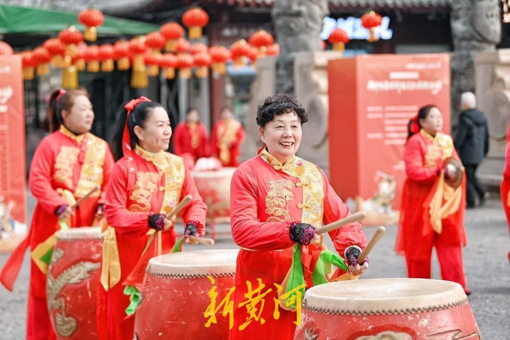 五龙潭泉畔 锣鼓喧天迎新春