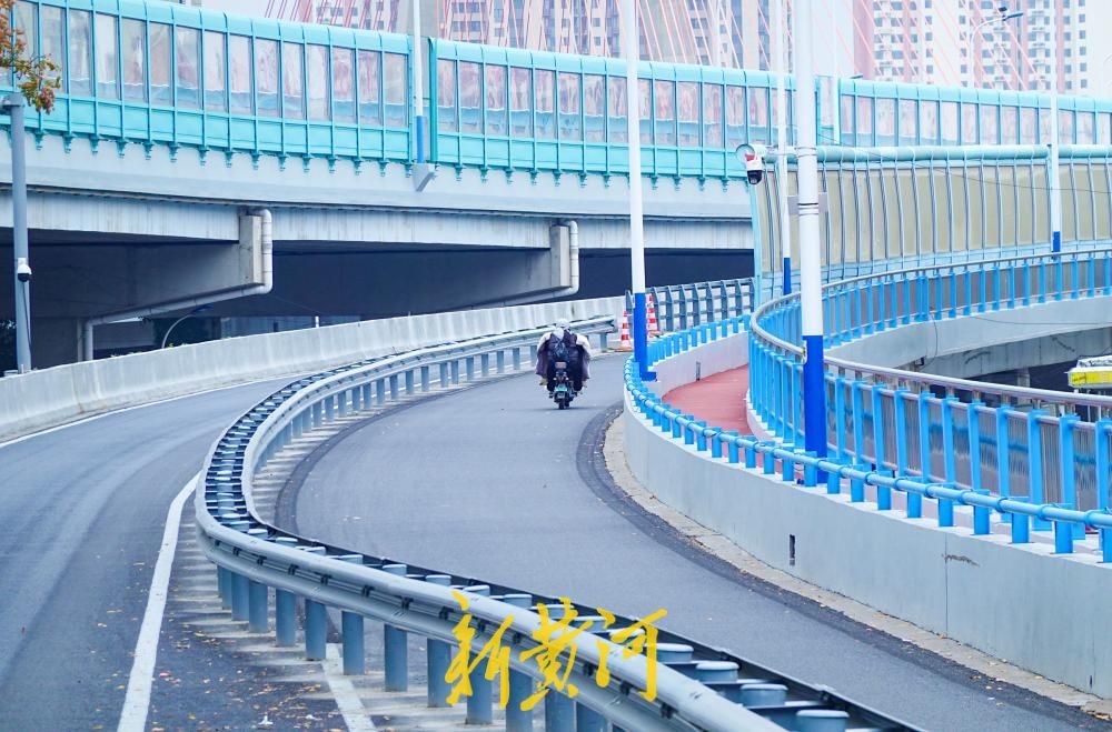 济南纬六路高架护栏上新，全面提升安全防护