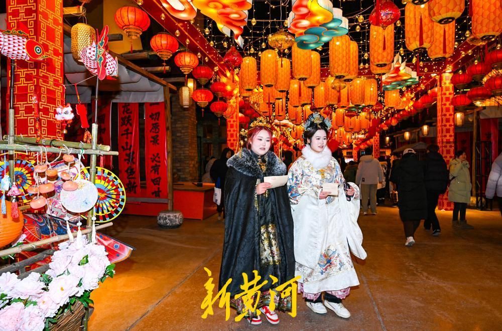 新春灯会国潮市集引游人，沉浸体验传统年味