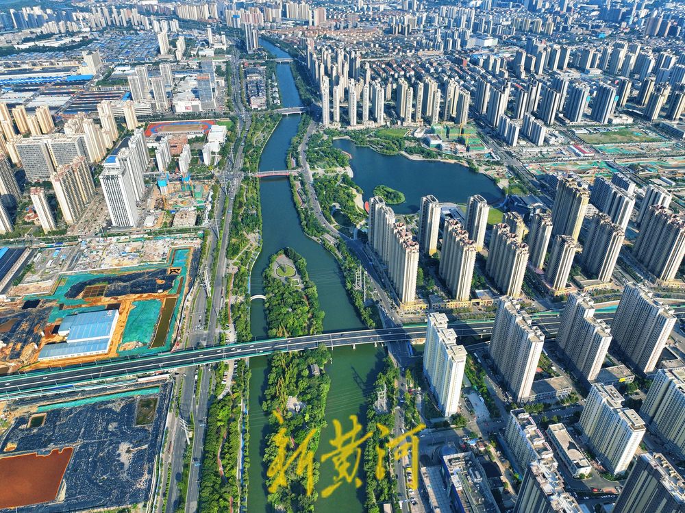 初秋时节，小清河景观带郁郁葱葱宛若盛夏