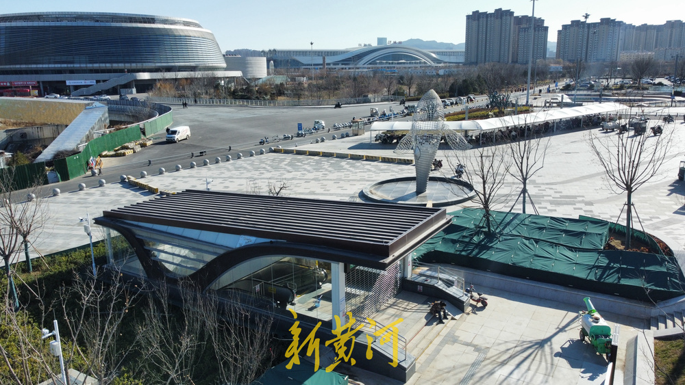 济南地铁4号线邢村立交桥西站出入口亮相 紧邻公交站和过街天桥