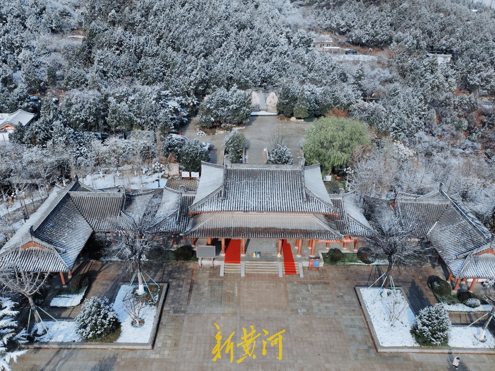 雪后千佛山银装素裹，宛如童话世界