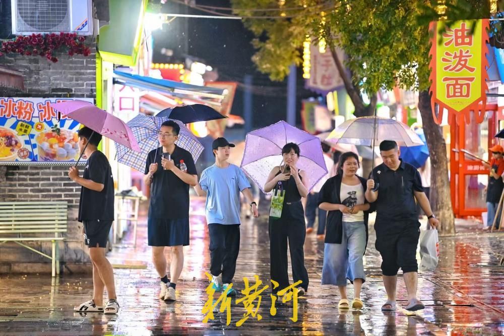 济南雨夜氛围感拉满 游客撑伞逛吃宽厚里