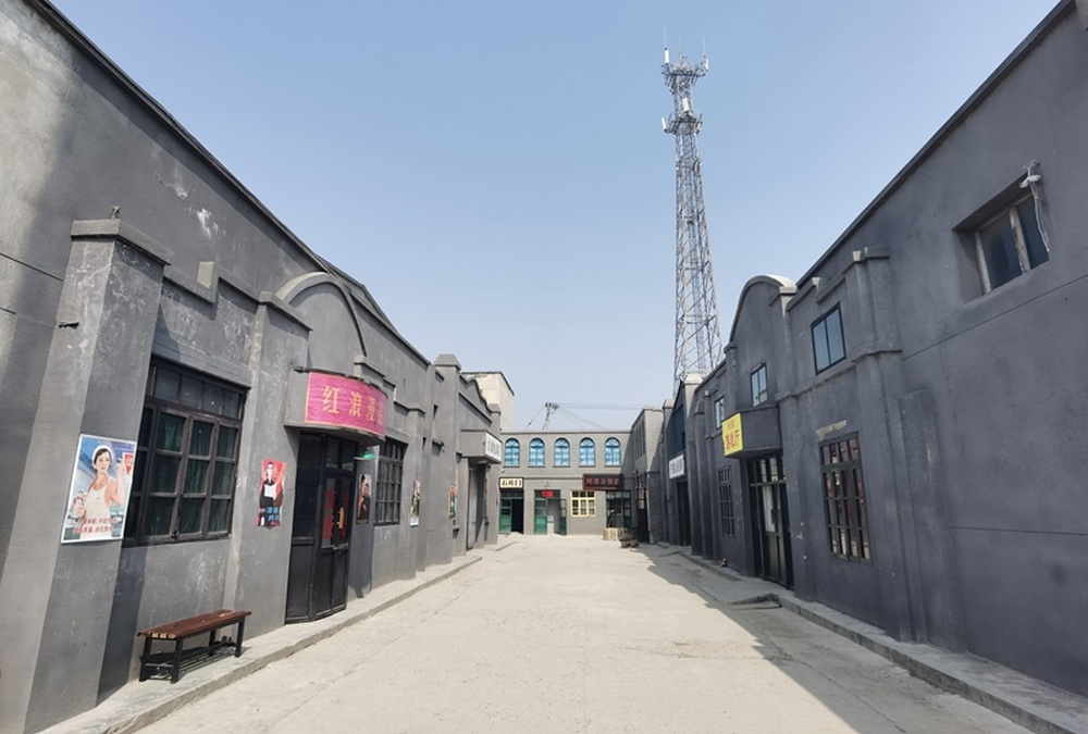 一个空荡荡的短剧拍摄基地 摄影/马纪朝