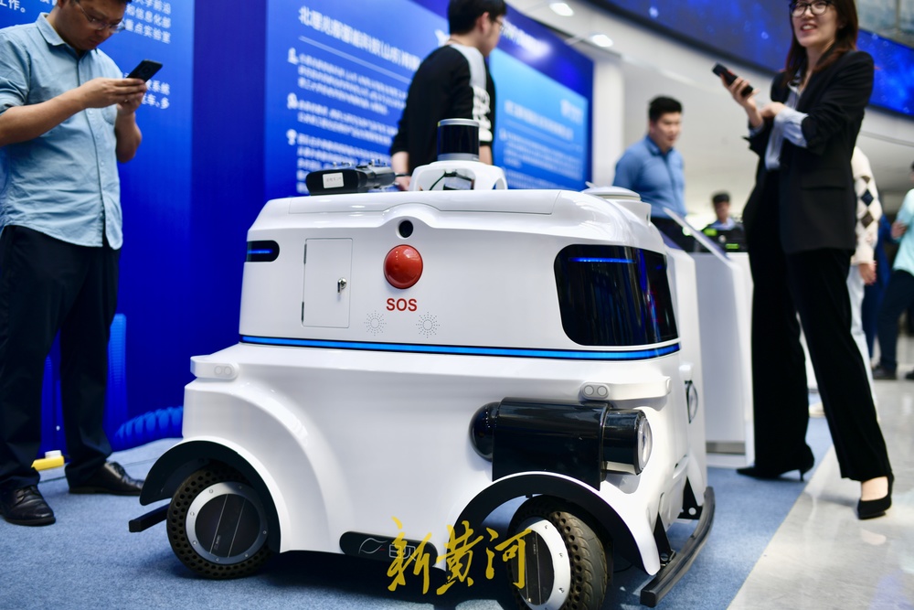 多种机器人在济同台秀才艺 