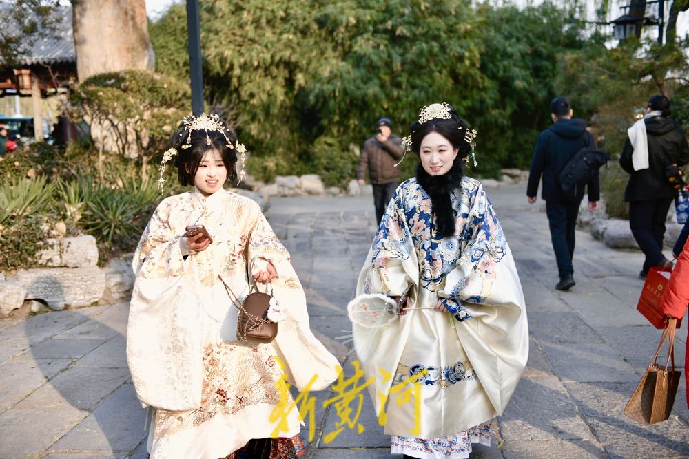 泉城冬韵邂逅华服之美 泉畔兴起明制古装打卡热