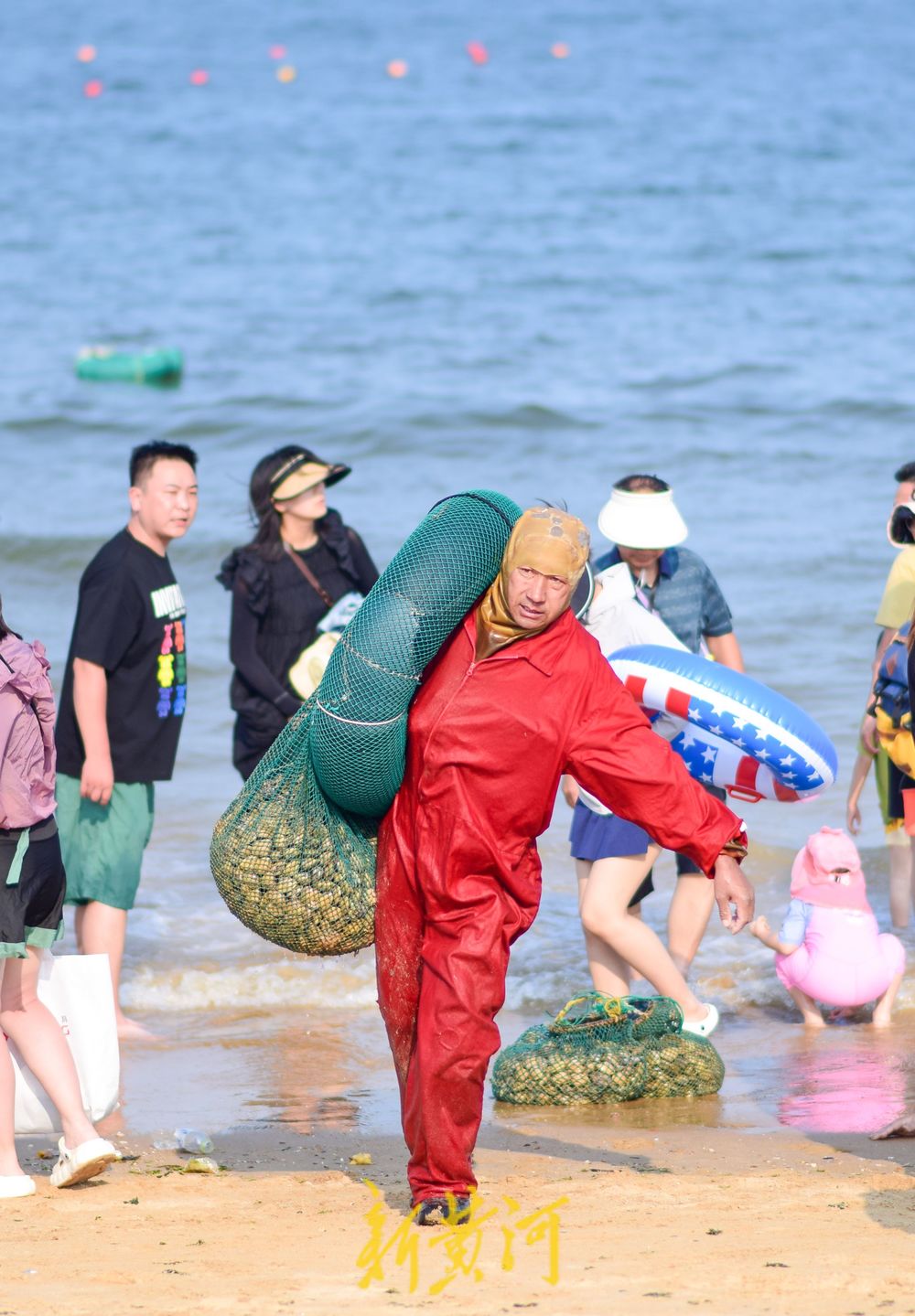 捞蛤蜊神器现身日照海滩，客赞游客赞叹“高手在民间”  