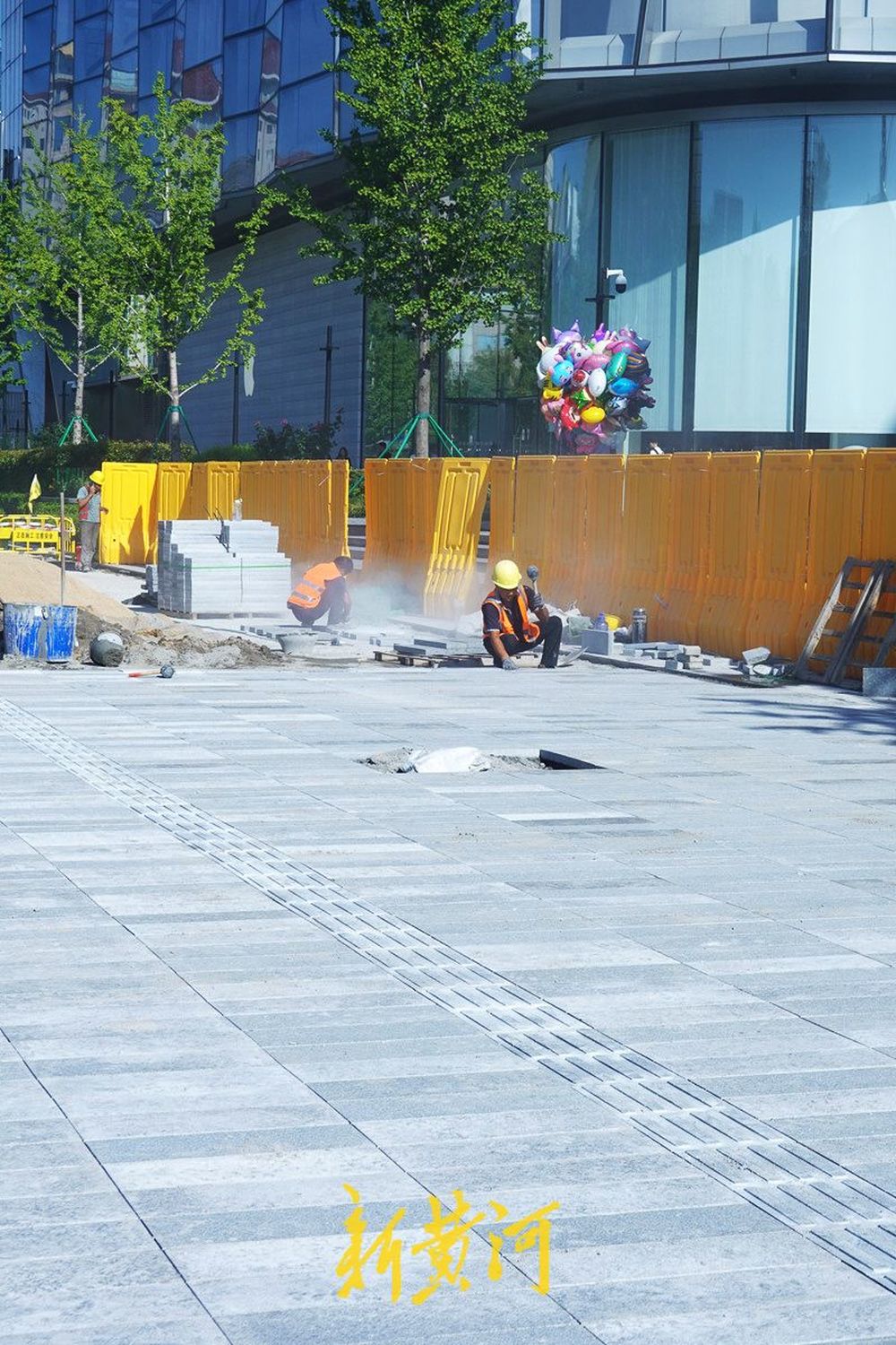 济南泉城路人行道分段改造，新石板路开始铺设