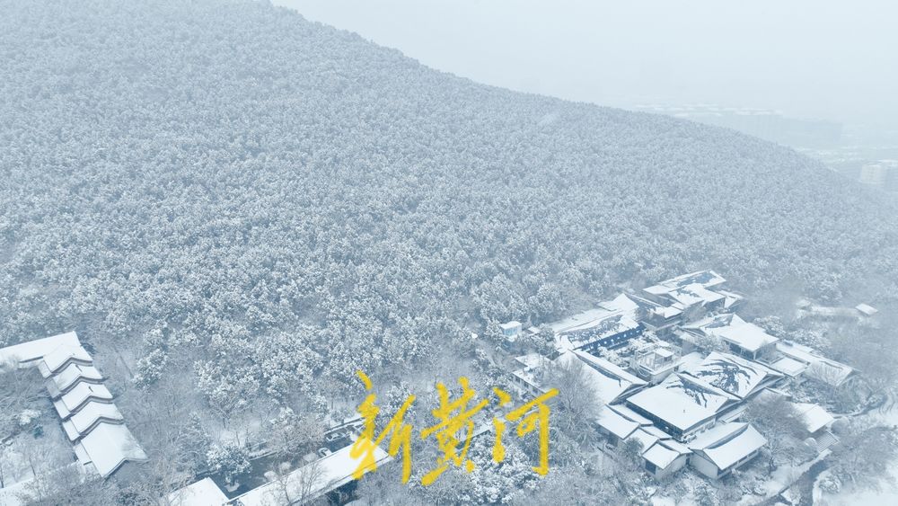 雪后千佛山宛如水墨长卷 