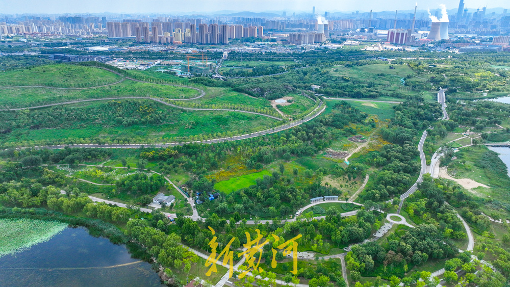 齐烟九点山体披绿，四座山体连片成景