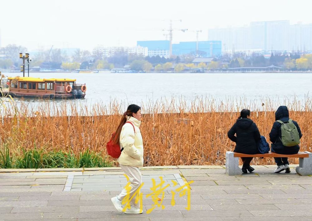 一年四季 泉在济南丨寒潮难挡游湖热情，游客寒风中尽享明湖风光