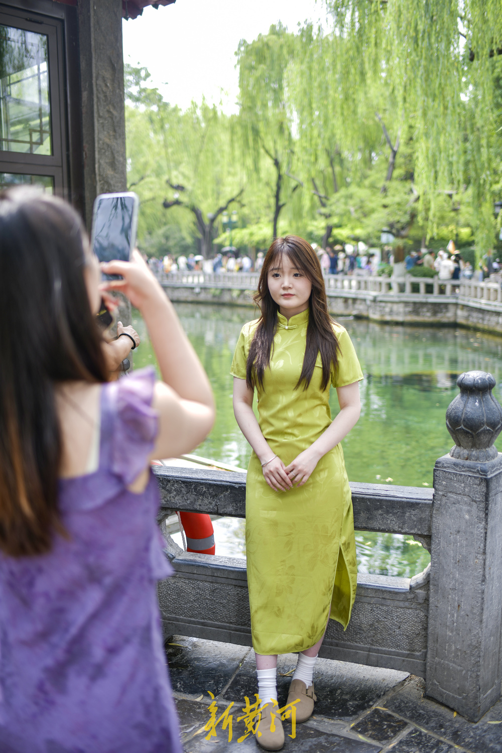 一年四季 泉在济南丨旗袍的风吹到了趵突泉  新中式旅游打卡爆红