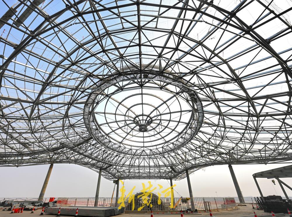 济南机场二期改扩建工程T2航站楼无缝钢屋盖整体提升全部完成