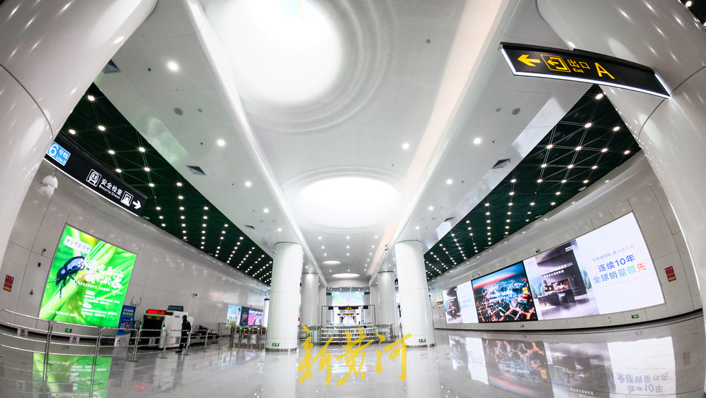 济南地铁6号线阳光大厅成网红打卡点  流线型天花板勾勒泉水流动形态