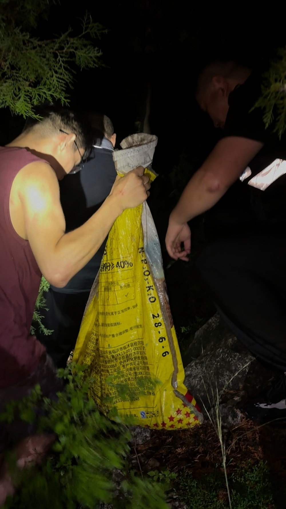 济南七旬老人进山摘酸枣被困,救援队全力搜山成功救援