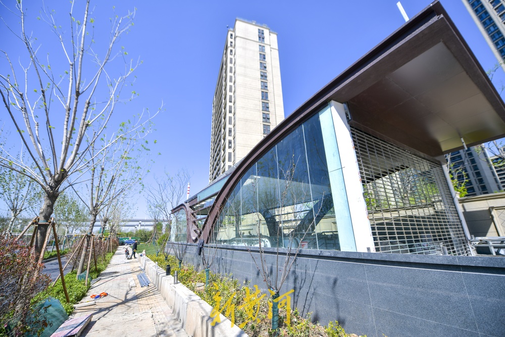 拆围挡露全貌，济南地铁4号线这一站口周边恢复绿化交通  