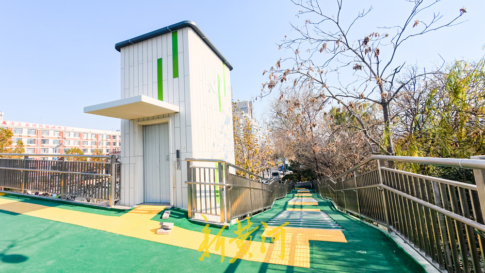 经十路泉城公园段过街天桥增电梯加盲道 市民过街“无障碍”