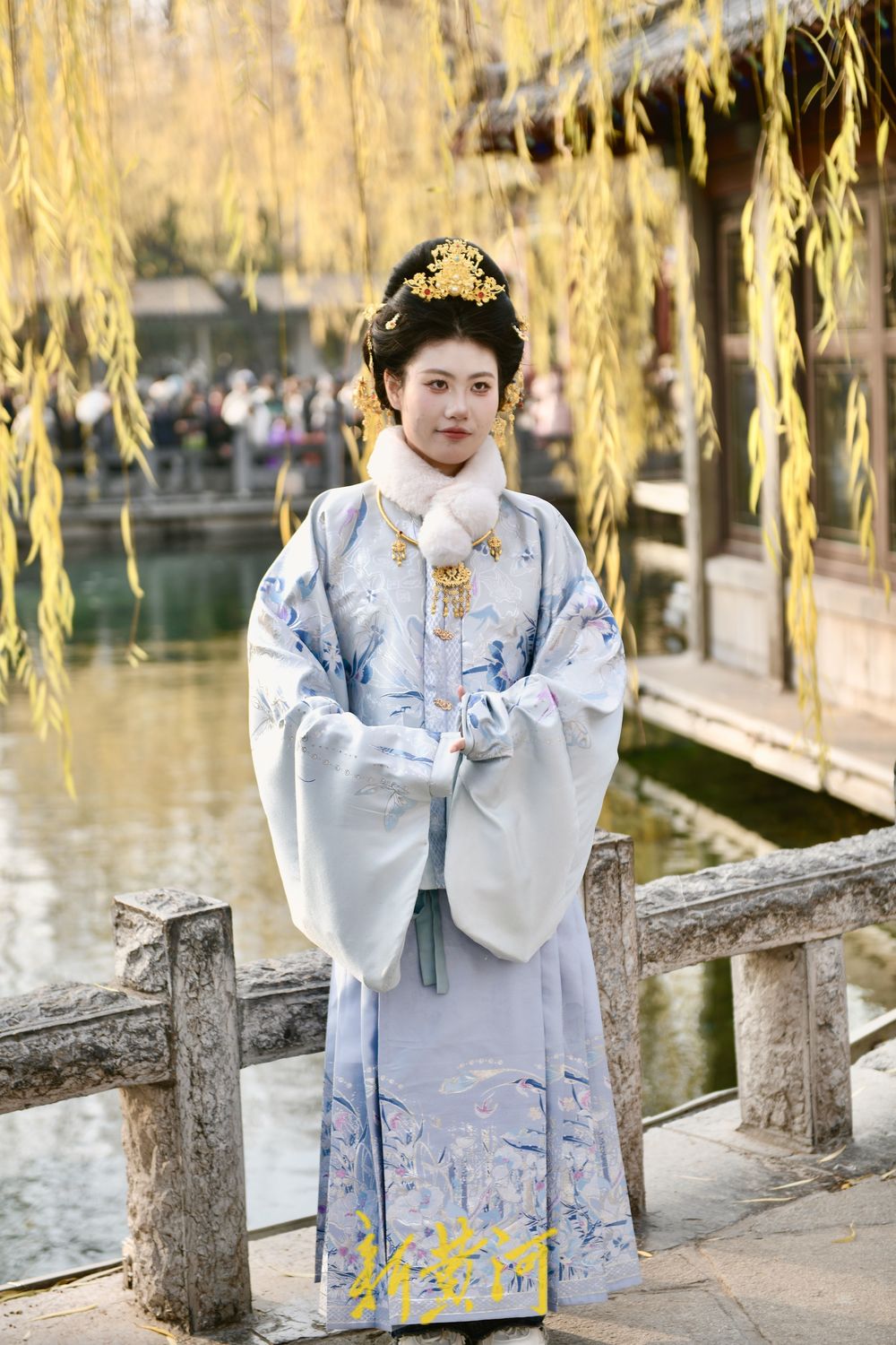 泉城冬韵邂逅华服之美 泉畔兴起明制古装打卡热
