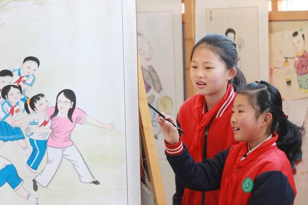 1-2026年3月16日 ,山东省高密市姜庄小学的小学生在美术课上绘制扑灰年画。(李海涛摄)