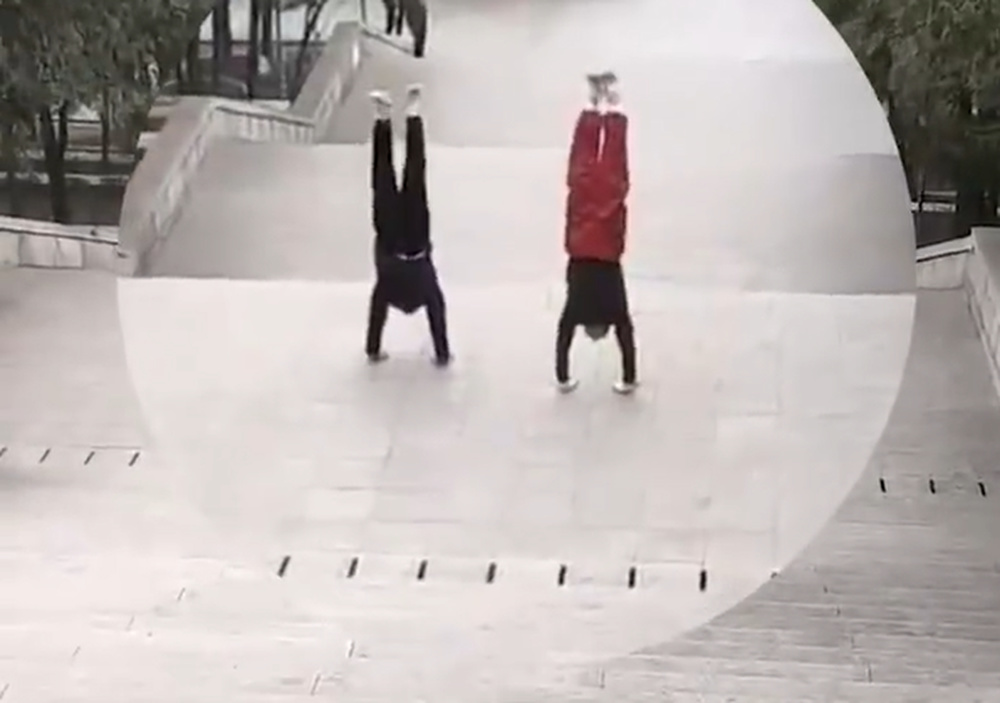 济南两大爷“花式”下楼梯如同猛虎下山，网友感叹：果然，大爷还是你大爷！