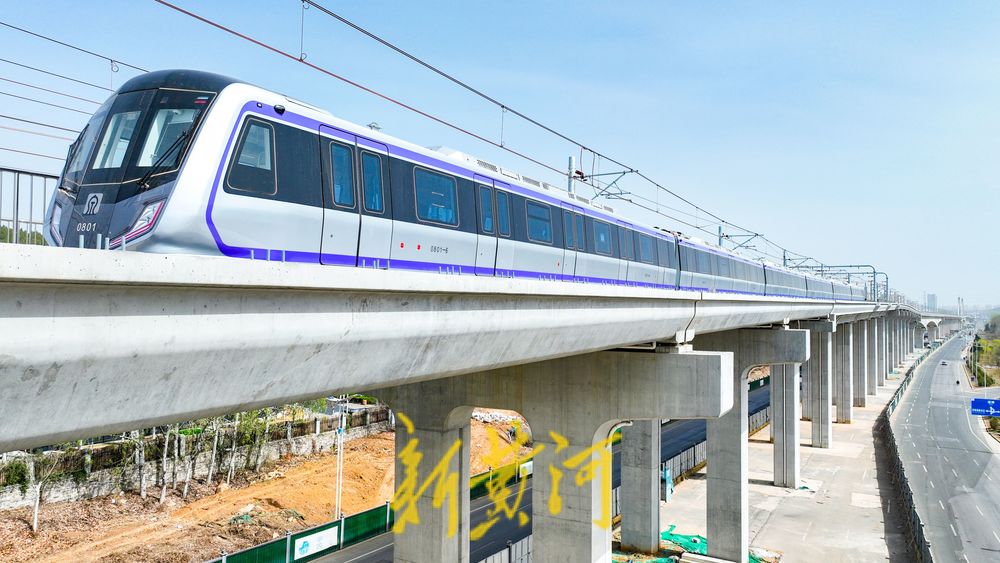 轨道交通8号线首列车“上线”