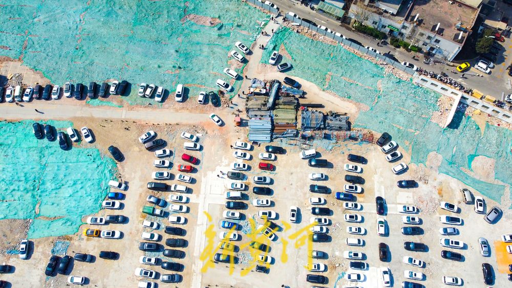 山东大学第二医院附近一拆迁待建地块改临时停车场，方便市民就医