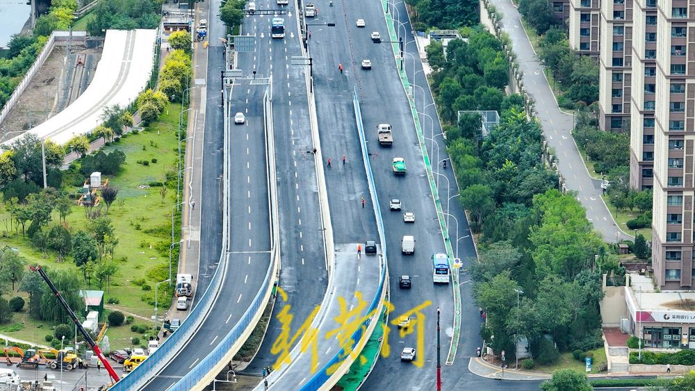 济南龙鼎立交枢纽道路上新装 配套新建龙鼎大道首个地下通道  