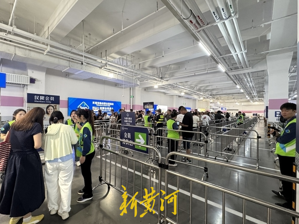 济南山姆开业首日现场排长龙