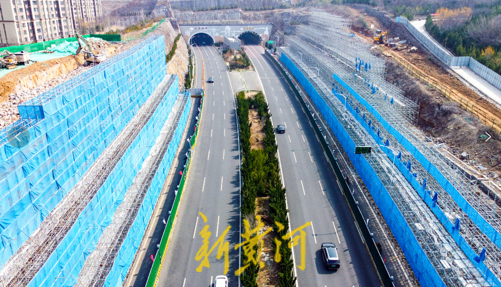 龙鼎立交桥首梁现身 借助山体架设新桥