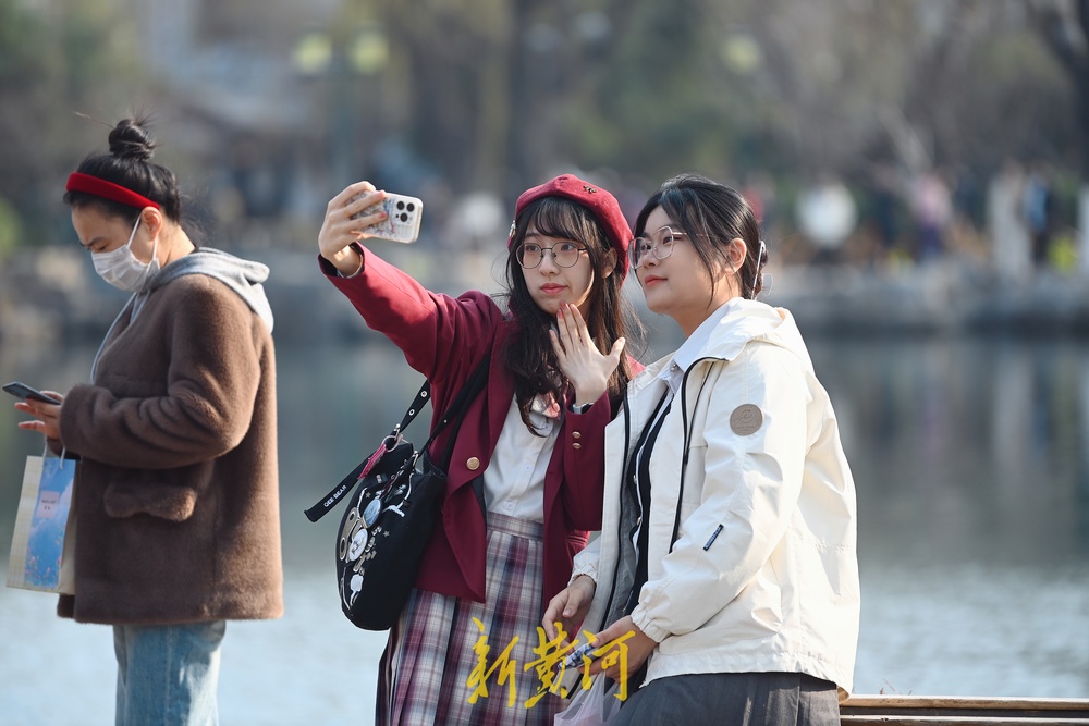 五龙潭公园里，市民游客化身摄影师拍出最美春天