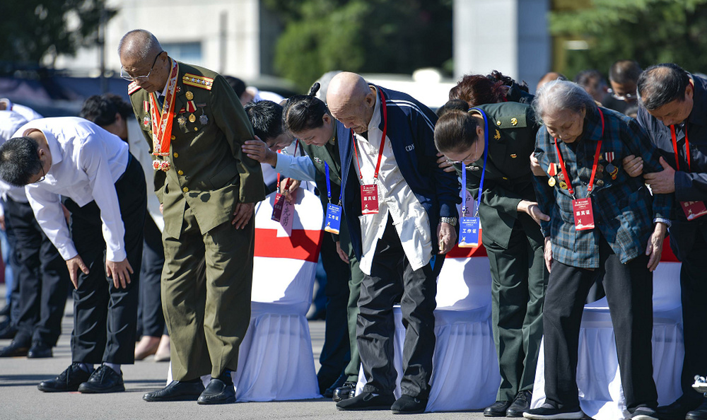 先烈回眸应笑慰，擎旗自有后来人