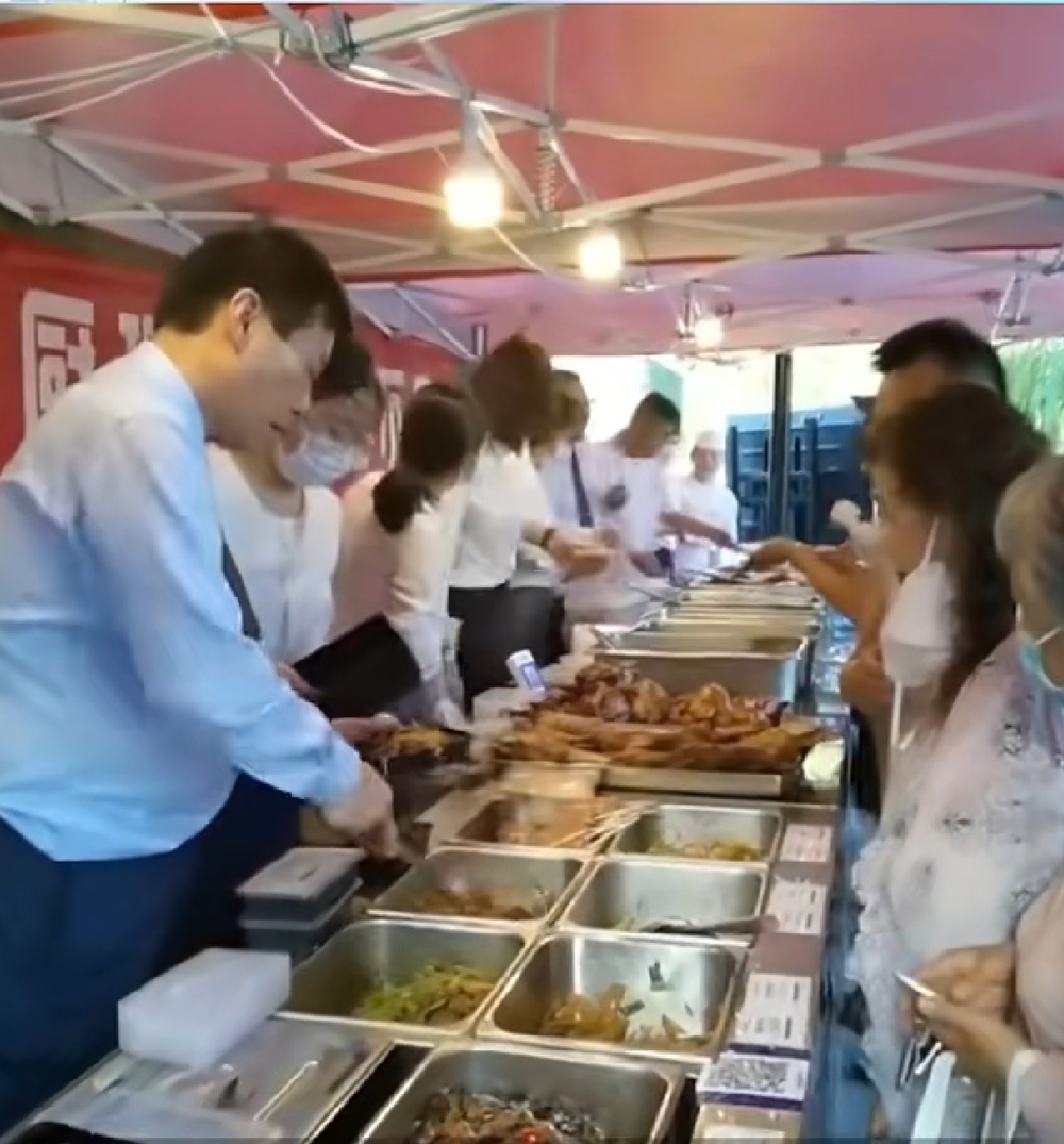 山东知名餐饮企业家任兴本上街卖快餐