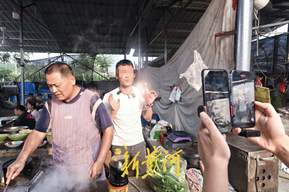 “2元炒菜哥”回应爆火：每天也能赚两三百元，不想做网红(图6)