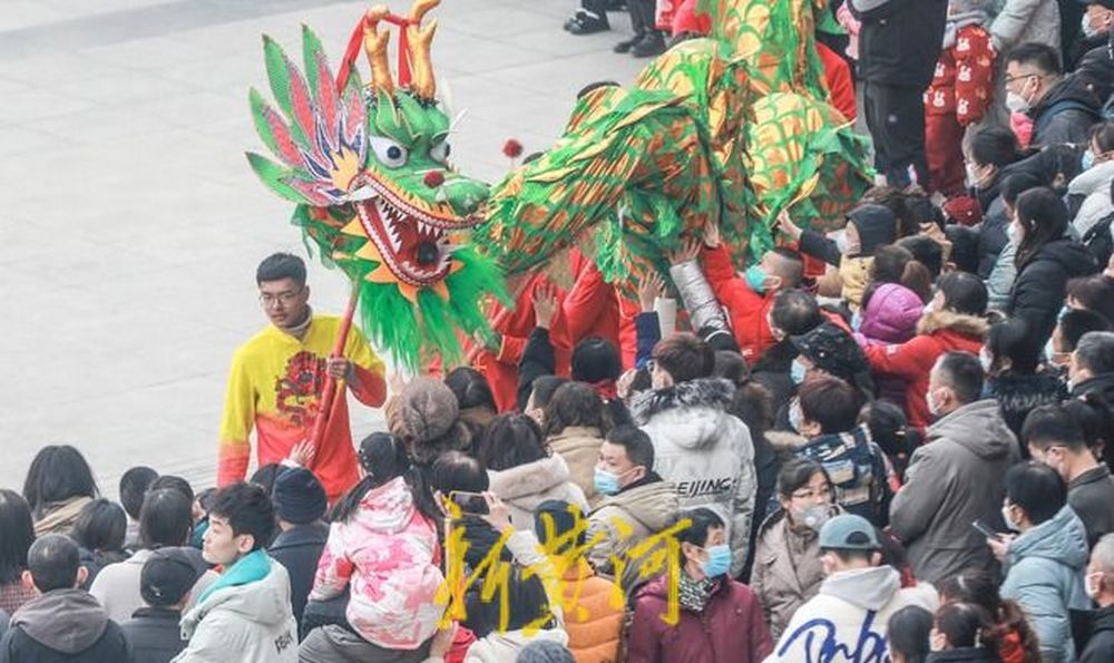 泉城街头年味浓，舞龙表演与你共度春节
