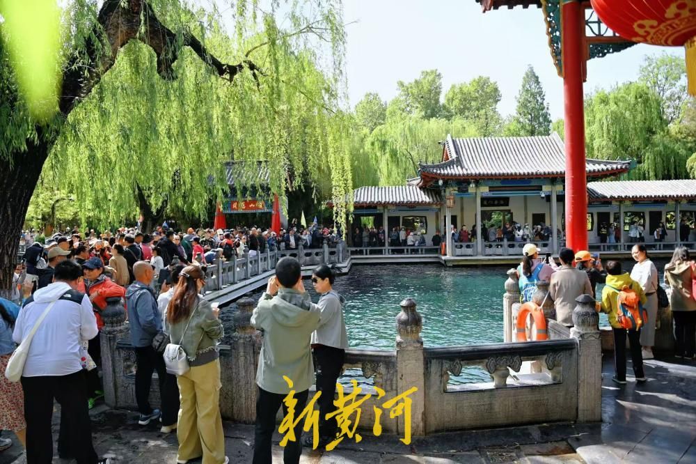 济南趵突泉群泉欢歌人潮涌