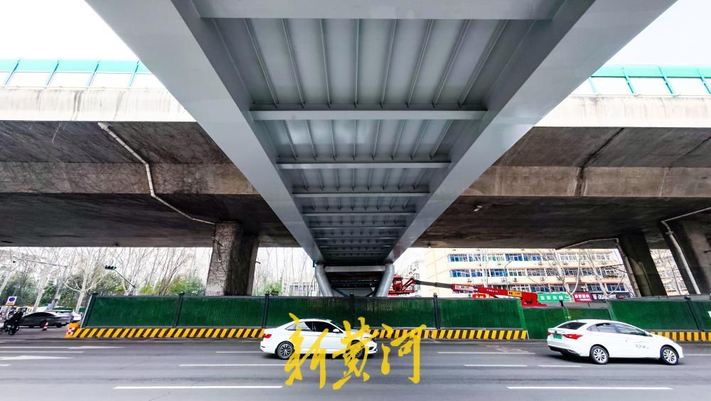 济南二环东路新建过街天桥主体吊装到位
