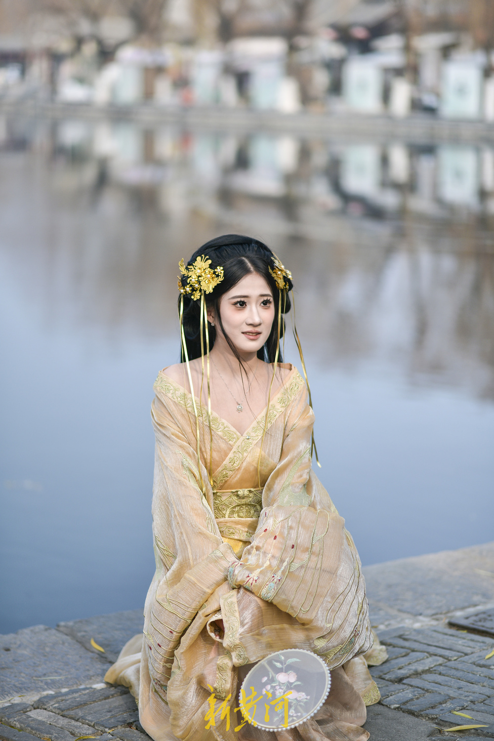 济南明府城汉服文化走红 游客穿越古今打卡泉水文庙