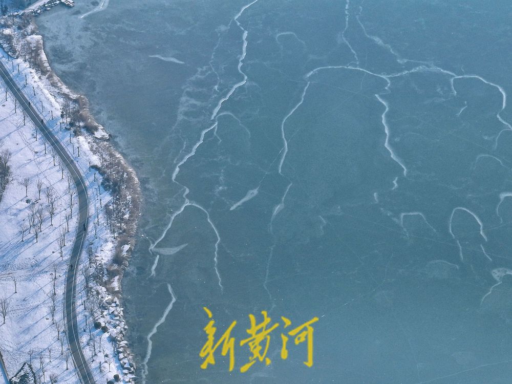 清水湖湖面全部冰封犹如冰川  