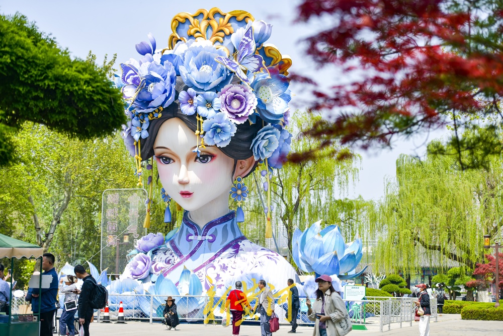 “夏雨荷”花灯超长展期，亮灯近4个月热度不断