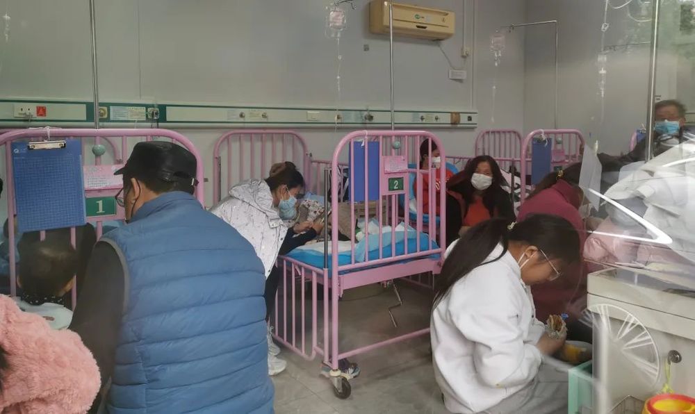 济南有班级半数孩子中招：反复发烧、中招咳嗽，反复发烧多家医院床位余额公布