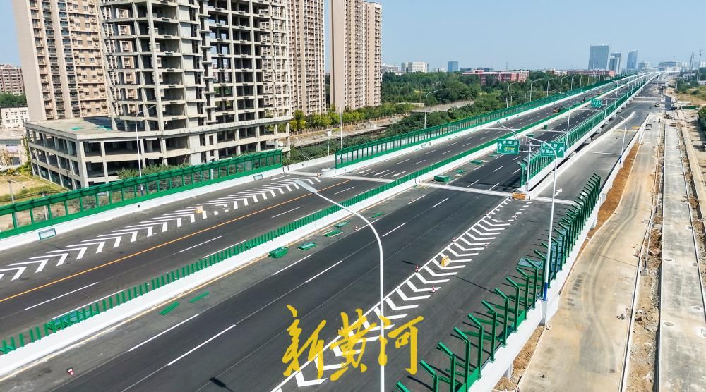 济南工业北路快速路东延初具规模，数公里双向快车道沥青铺设完成