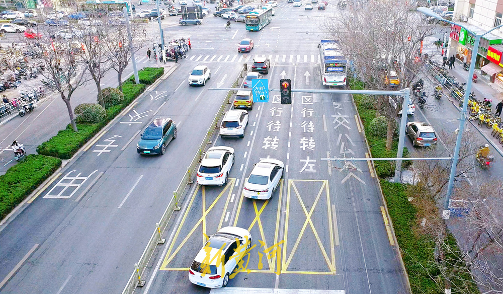 济南首条内嵌式左转车道正式启用，经七纬十二路口交通新模式惊艳亮相