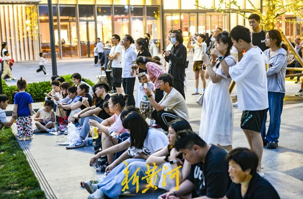 晚风为伴乐动泉城，西客站片区上演端午“晚风音乐会”