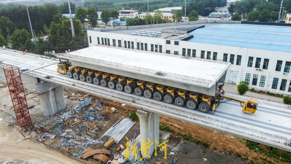 64个轮子运梁车开上高架运送约800吨重箱梁