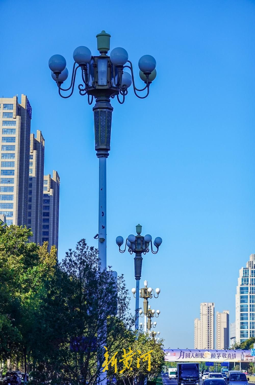 济南经十路西段路灯换新 风帆样式LED灯点亮出行路