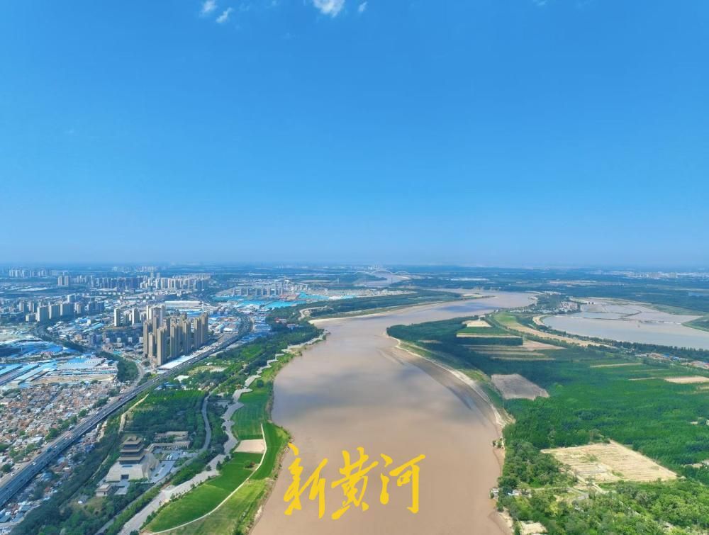 大风吹来泉城蓝，济南黄河之畔水天一色美如画