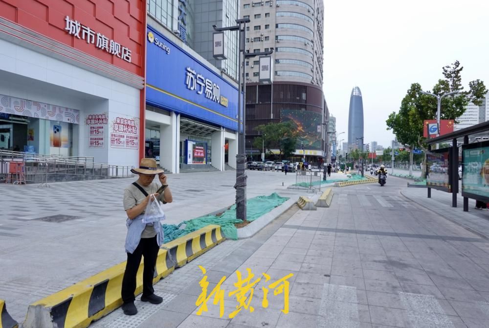 拆围挡迎国庆假期，济南泉城路人行道改造加速推进