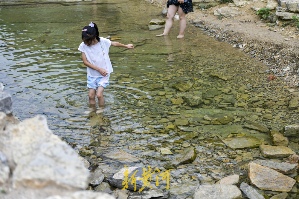 清泉石上流！雨后佛峪沟成戏水觅清凉的好去处